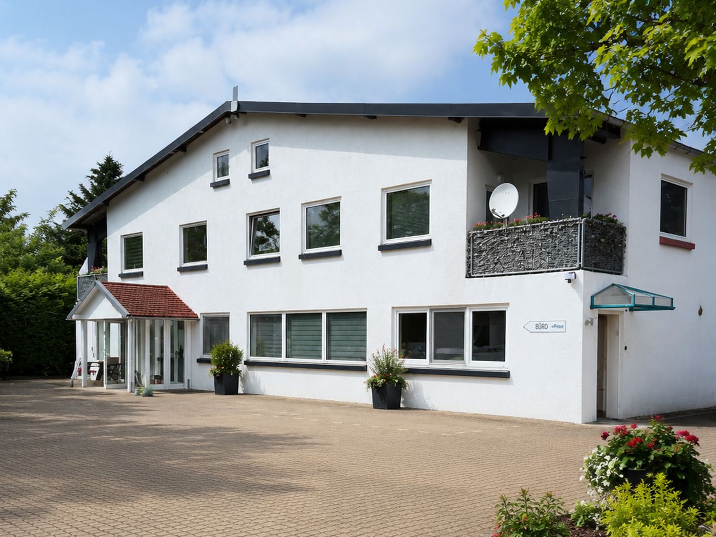 Außenansicht des Hauses mit kostenfreien Parkplätzen direkt vor der Tür