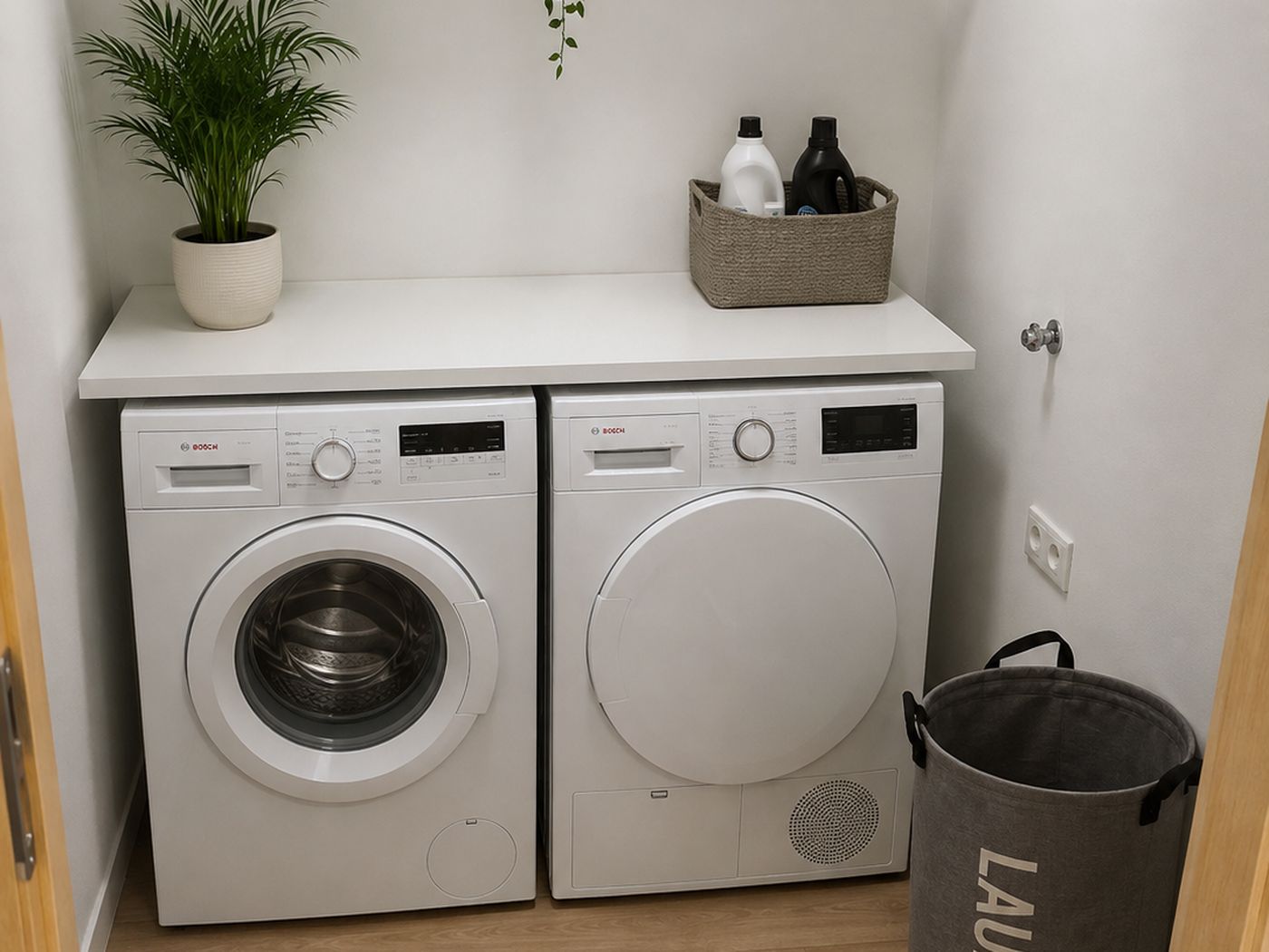 Separates Wäschezimmer mit Waschmaschine und Trockner